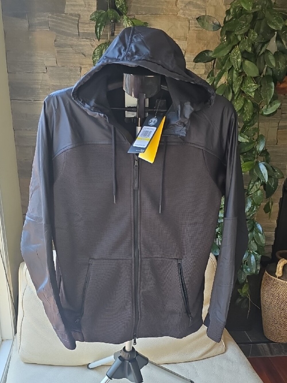 Brand New Under Armour Men's Hooded Lightweight Jacket - Size Medium